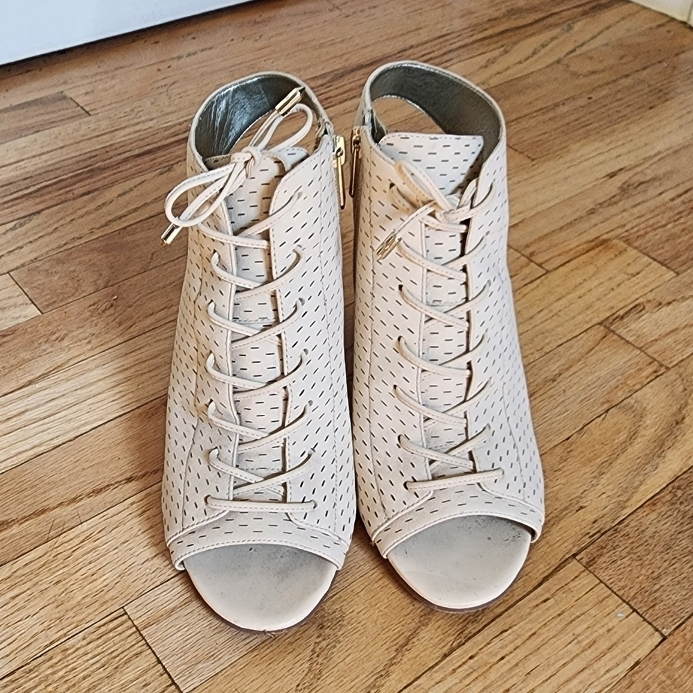 Sam Edelman Ennette Perforated Sand Color Leather Sandals 4" Heel size 8.5 - Picture 2 of 7
